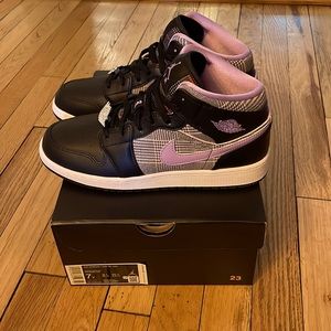 Air Jordan 1 mid SE GS black and lilac - NEW in box!!